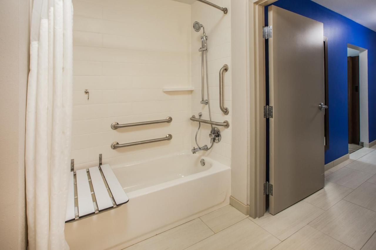 Holiday Inn Express & Suites - Tomah By Ihg Екстериор снимка