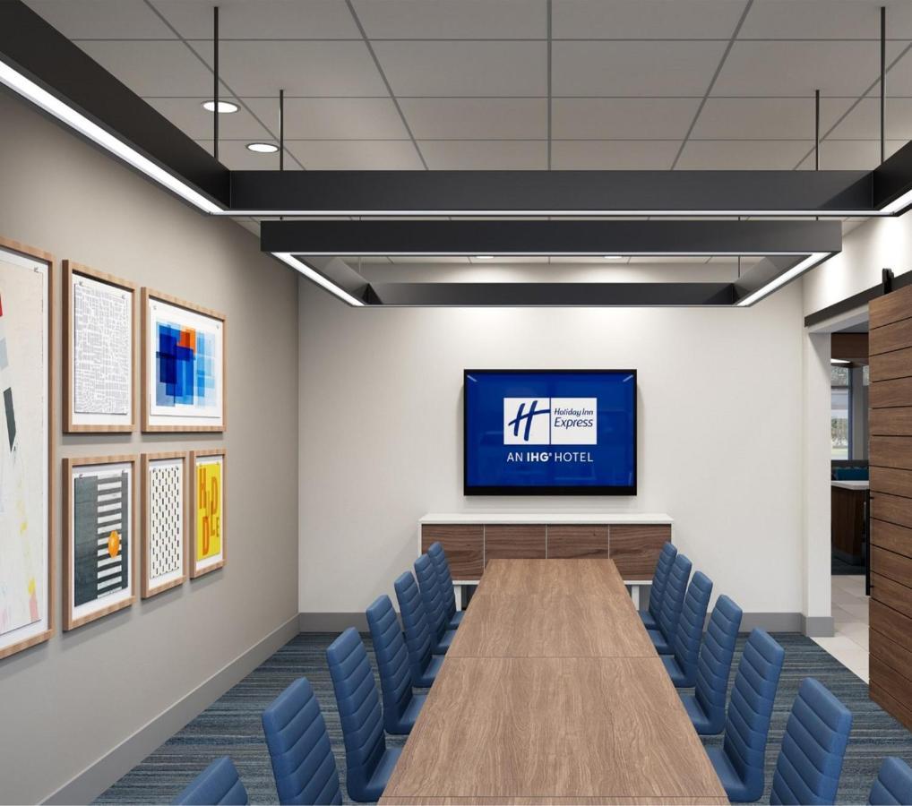 Holiday Inn Express & Suites - Tomah By Ihg Екстериор снимка