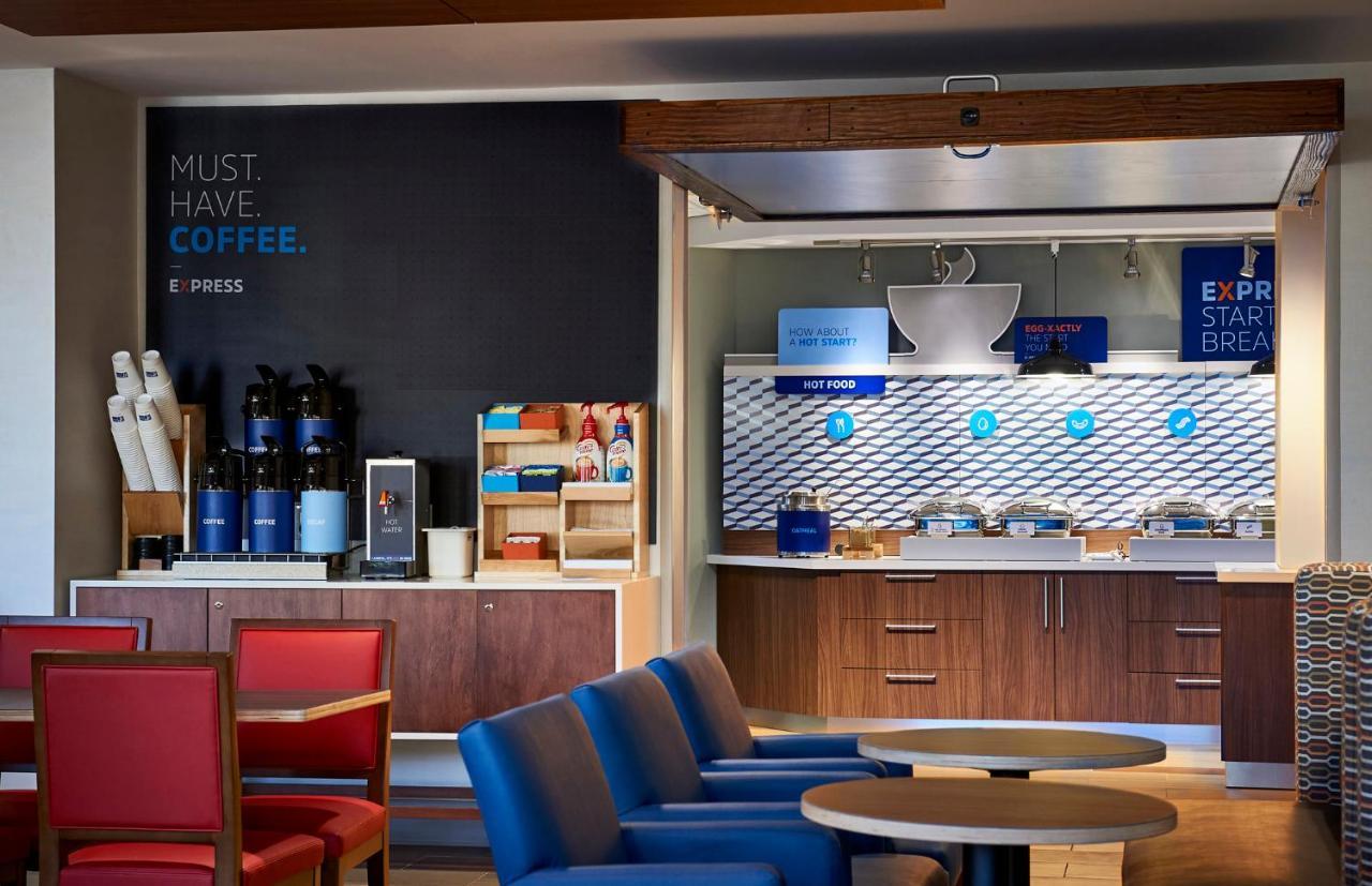 Holiday Inn Express & Suites - Tomah By Ihg Екстериор снимка
