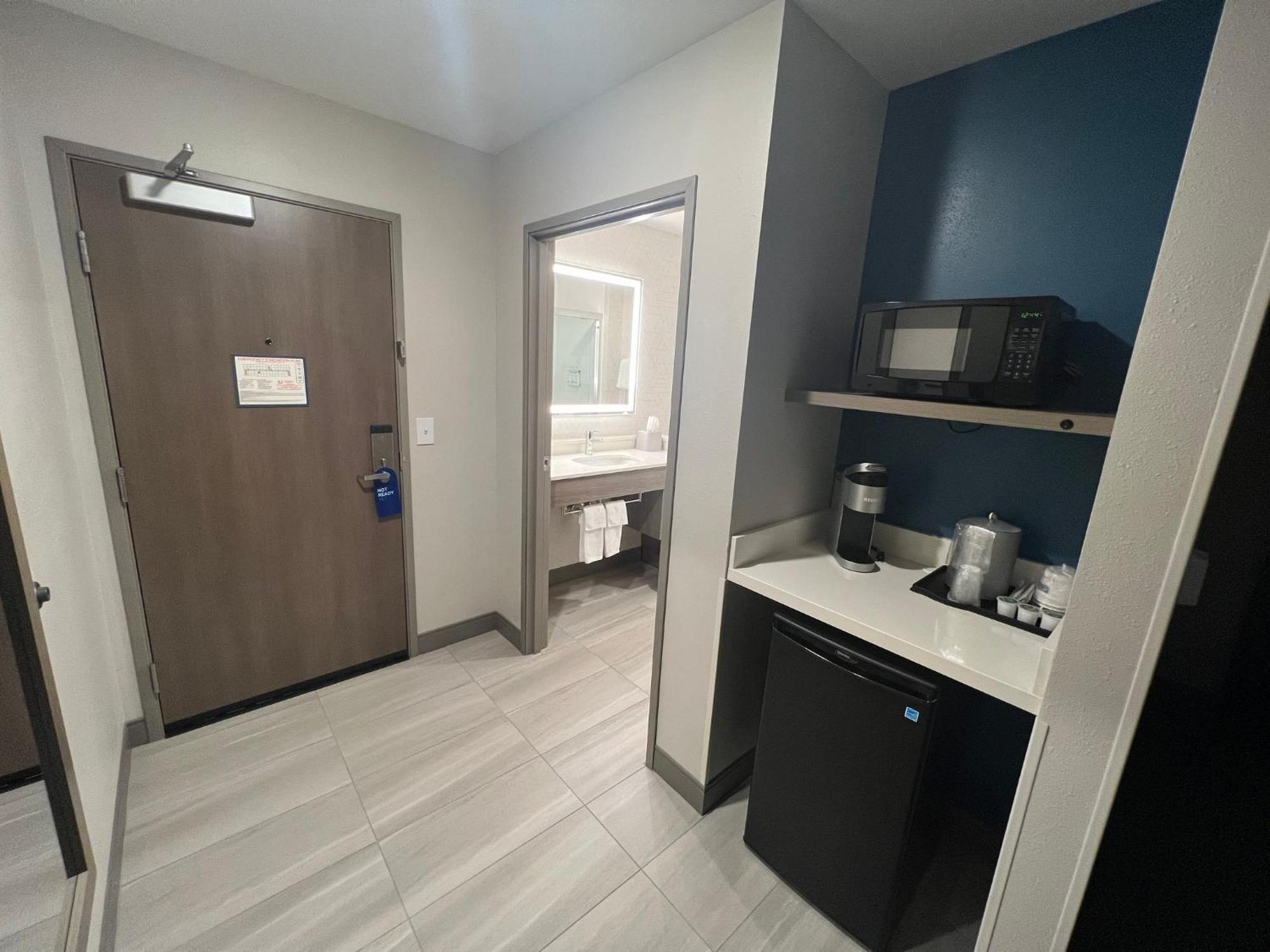 Holiday Inn Express & Suites - Tomah By Ihg Екстериор снимка