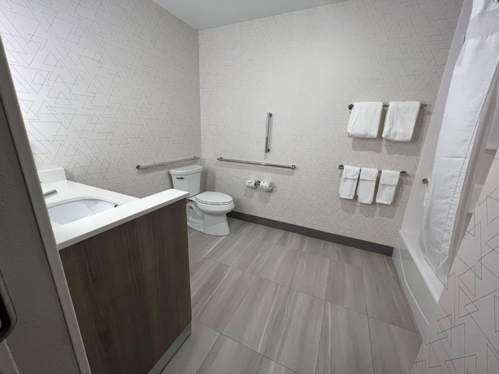 Holiday Inn Express & Suites - Tomah By Ihg Екстериор снимка