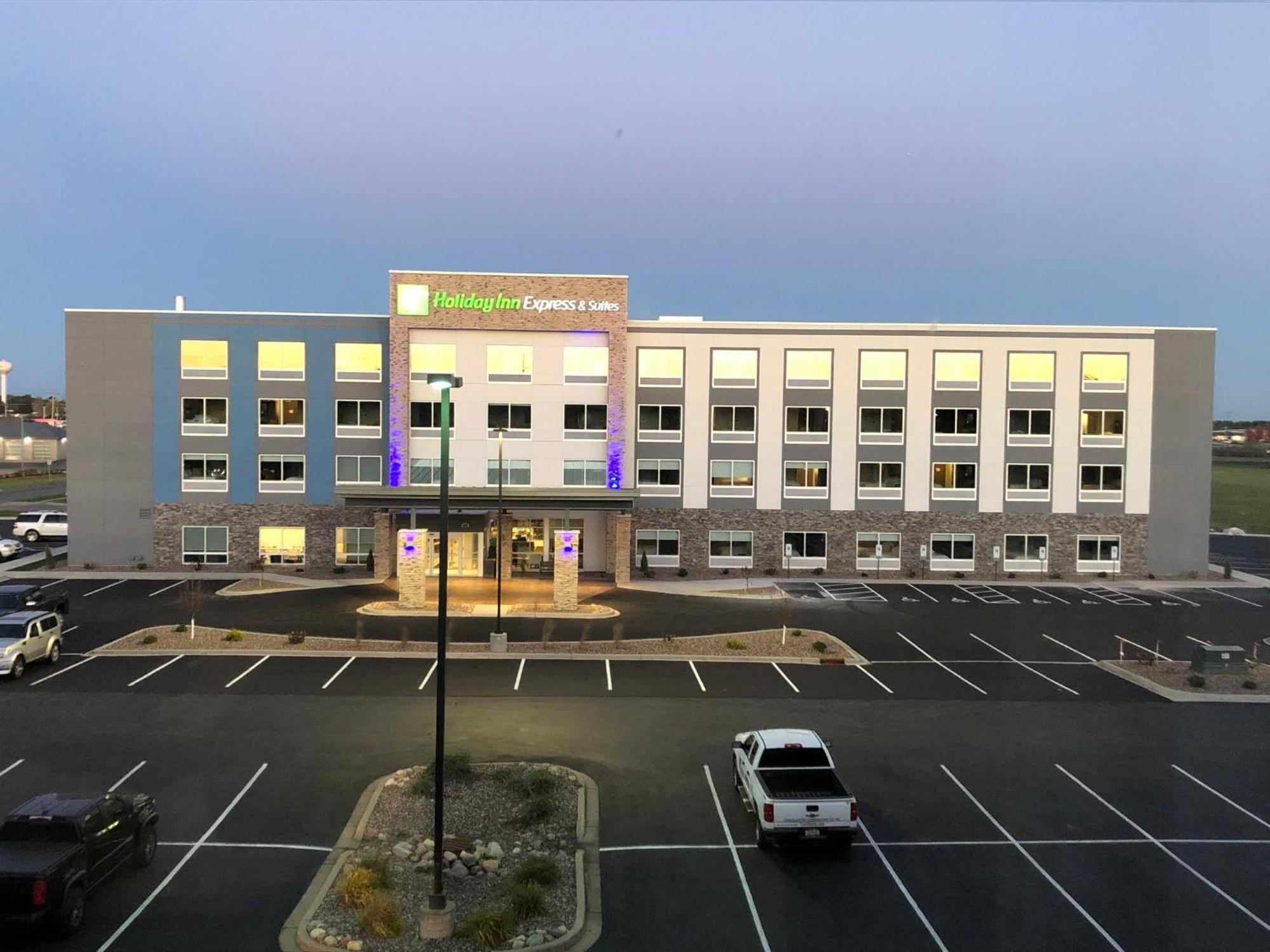 Holiday Inn Express & Suites - Tomah By Ihg Екстериор снимка