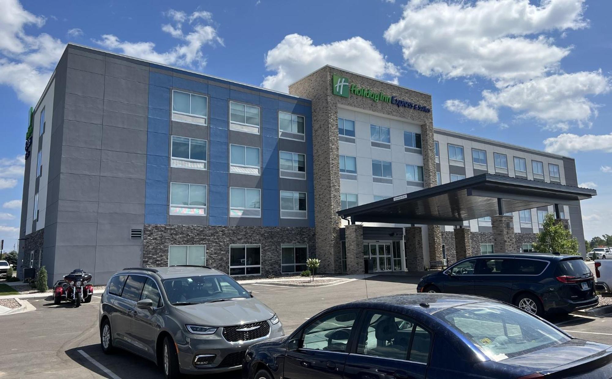 Holiday Inn Express & Suites - Tomah By Ihg Екстериор снимка