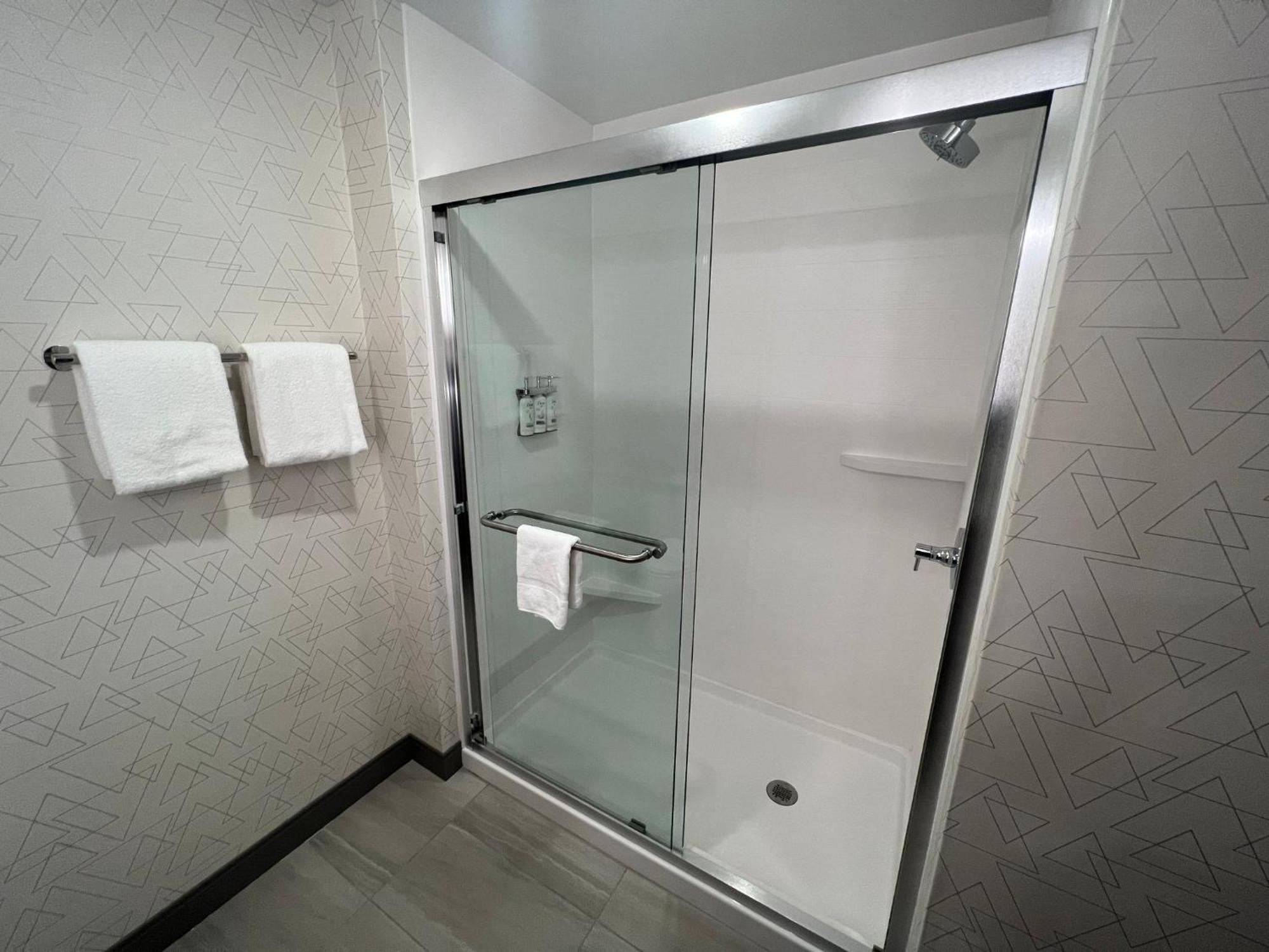 Holiday Inn Express & Suites - Tomah By Ihg Екстериор снимка